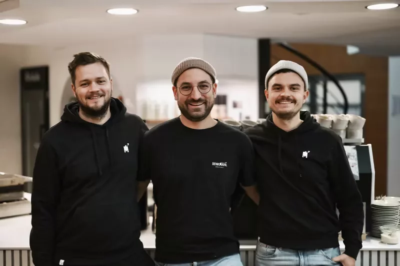 Christian, Tony und Felix – Die Gründer der DenkMahl Rösterei: Wie Weltenbummler die Kaffeekultur und Nachhaltigkeit neu definieren