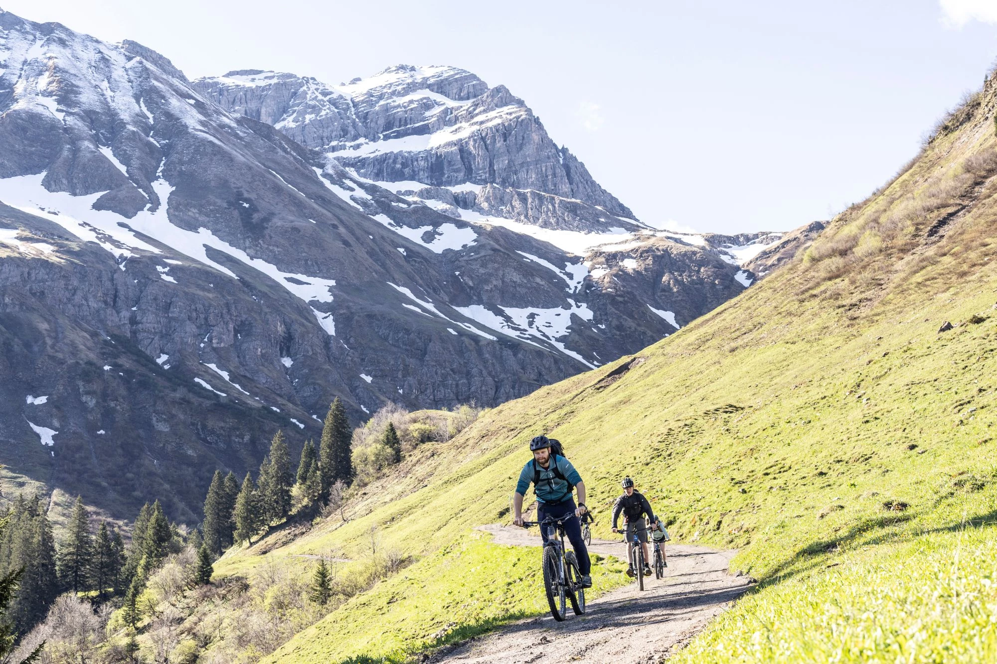 Papa und Kind im Flow: E-Mountainbike Abenteuer im Berghaus Schröcken