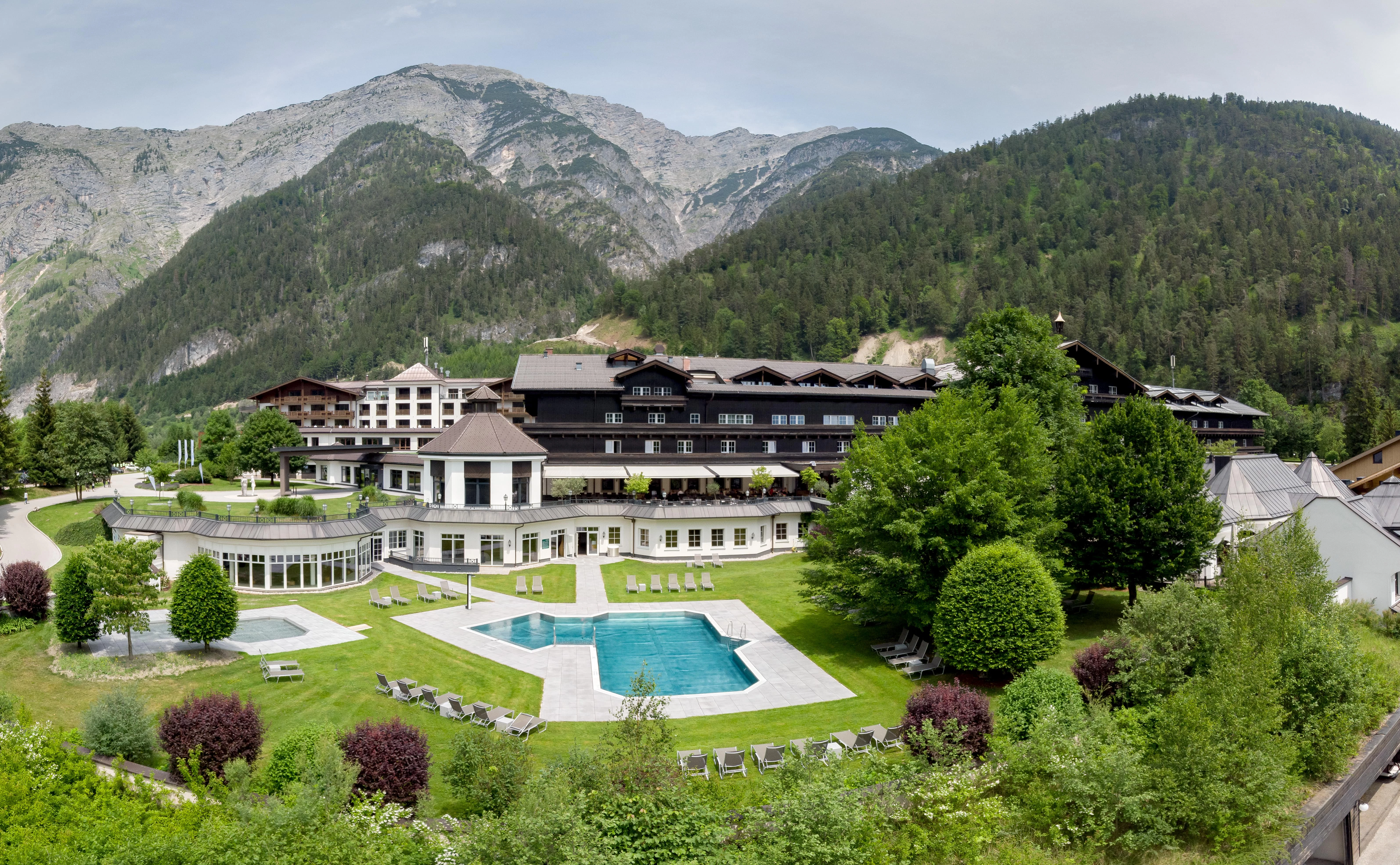 E-Mobilität in Saalfelden: Gut Brandlhof – 27x Typ2 & Typ2-CCS Ladesäulen-Highlight