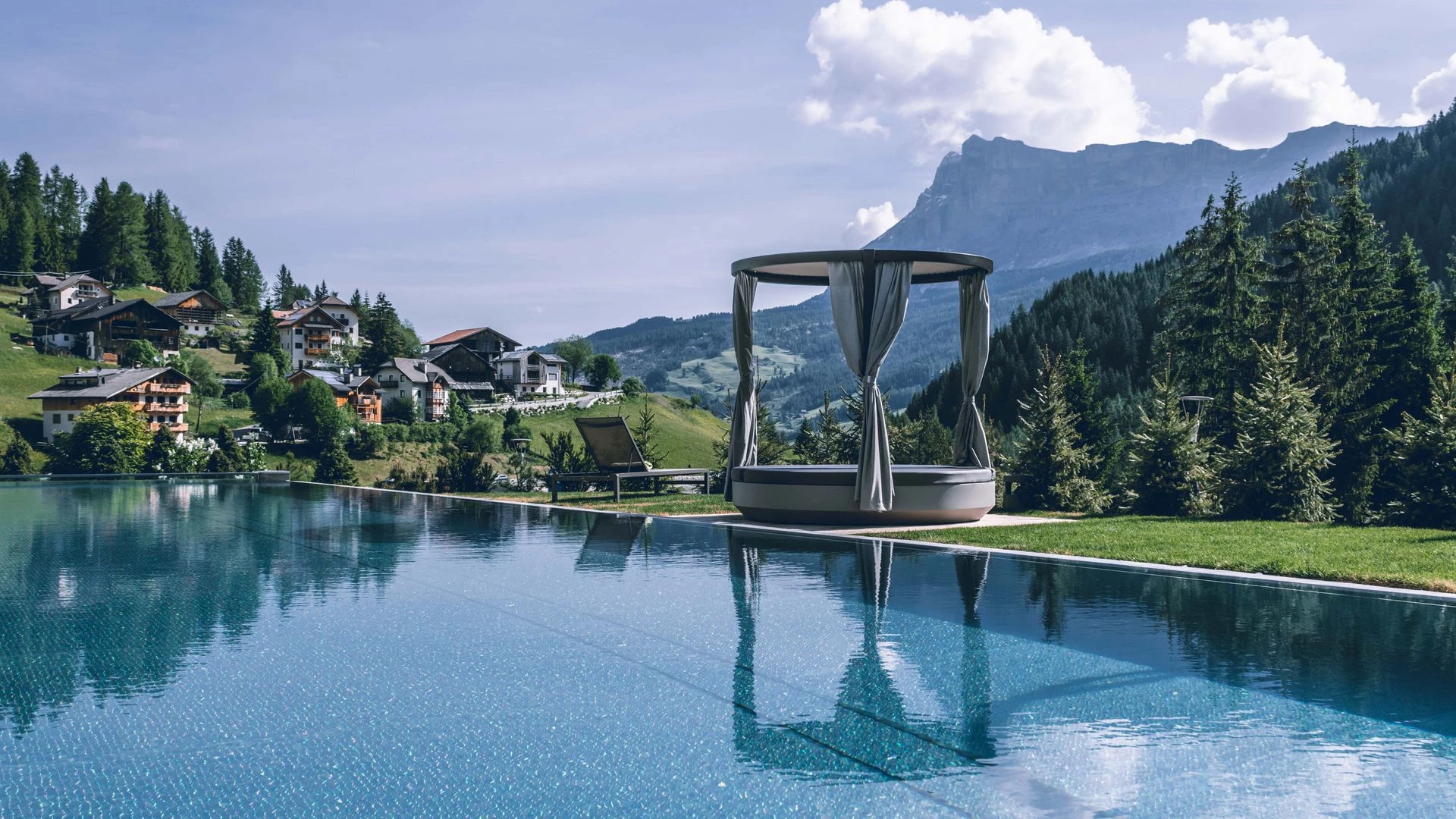 E-Ladesäulen im Hotel Cristallo: E-Mobility und Luxus in den Dolomiten