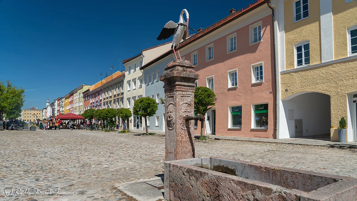 Storchenbrunnen Tittmoning: Geschichte, Symbolik & Stadtplatz-Ensemble