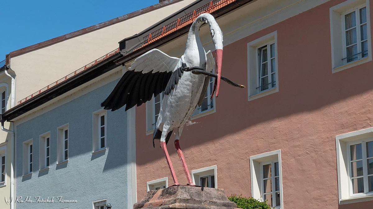 Storchenbrunnen Tittmoning: Geschichte, Symbolik & Stadtplatz-Ensemble