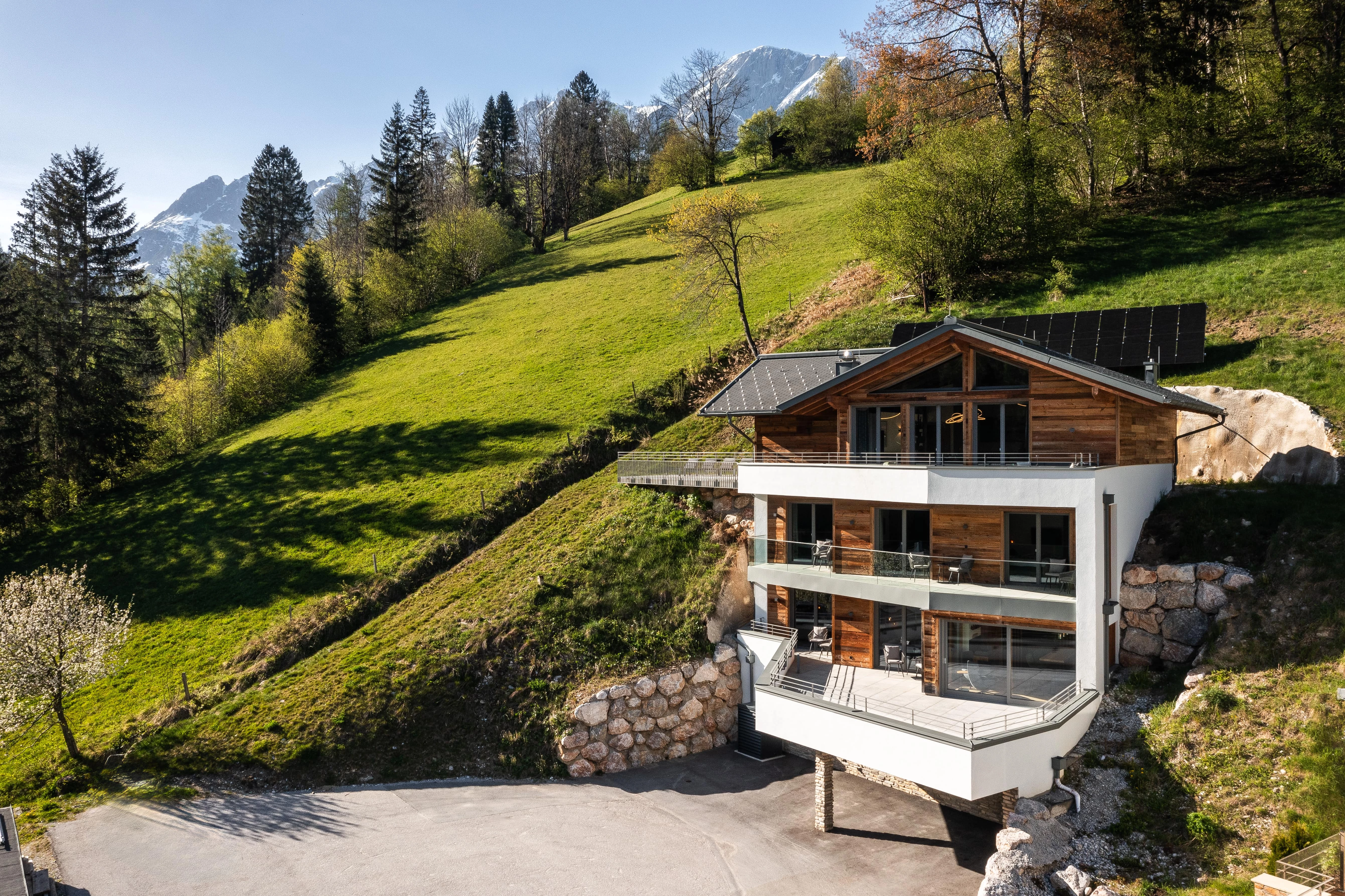 DasKöniglich Luxury Alpine Chalet: E-Mobility Reiseziel