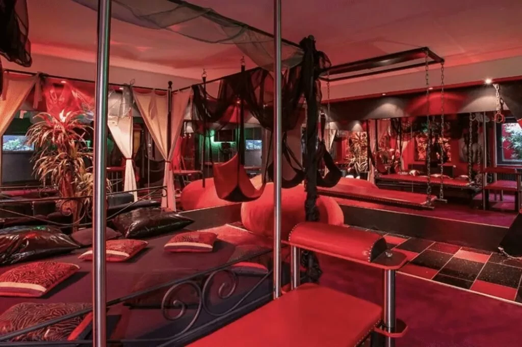 Romantische Luxus-Suite mit Wellness & Erotik in Frankfurt buchen