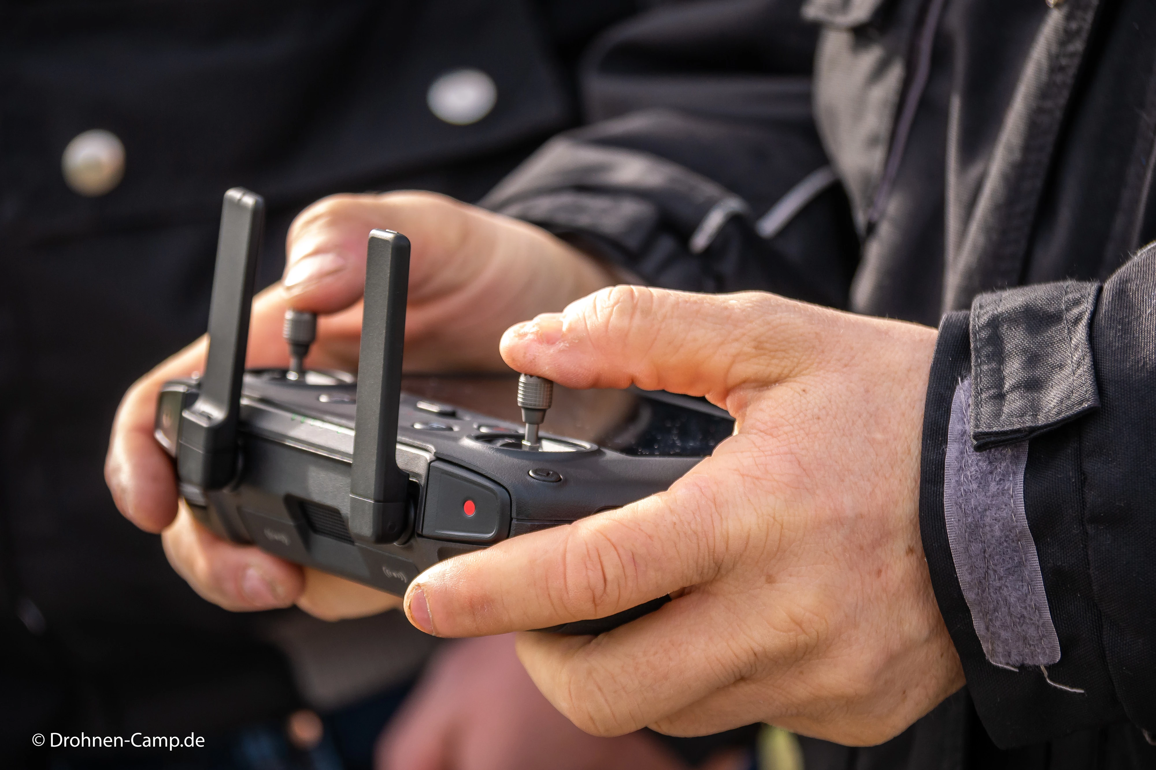 Behalte das Steuer in der Hand. Unsere Anleitung hilft dir dabei. © Drohnen-Camp.de
