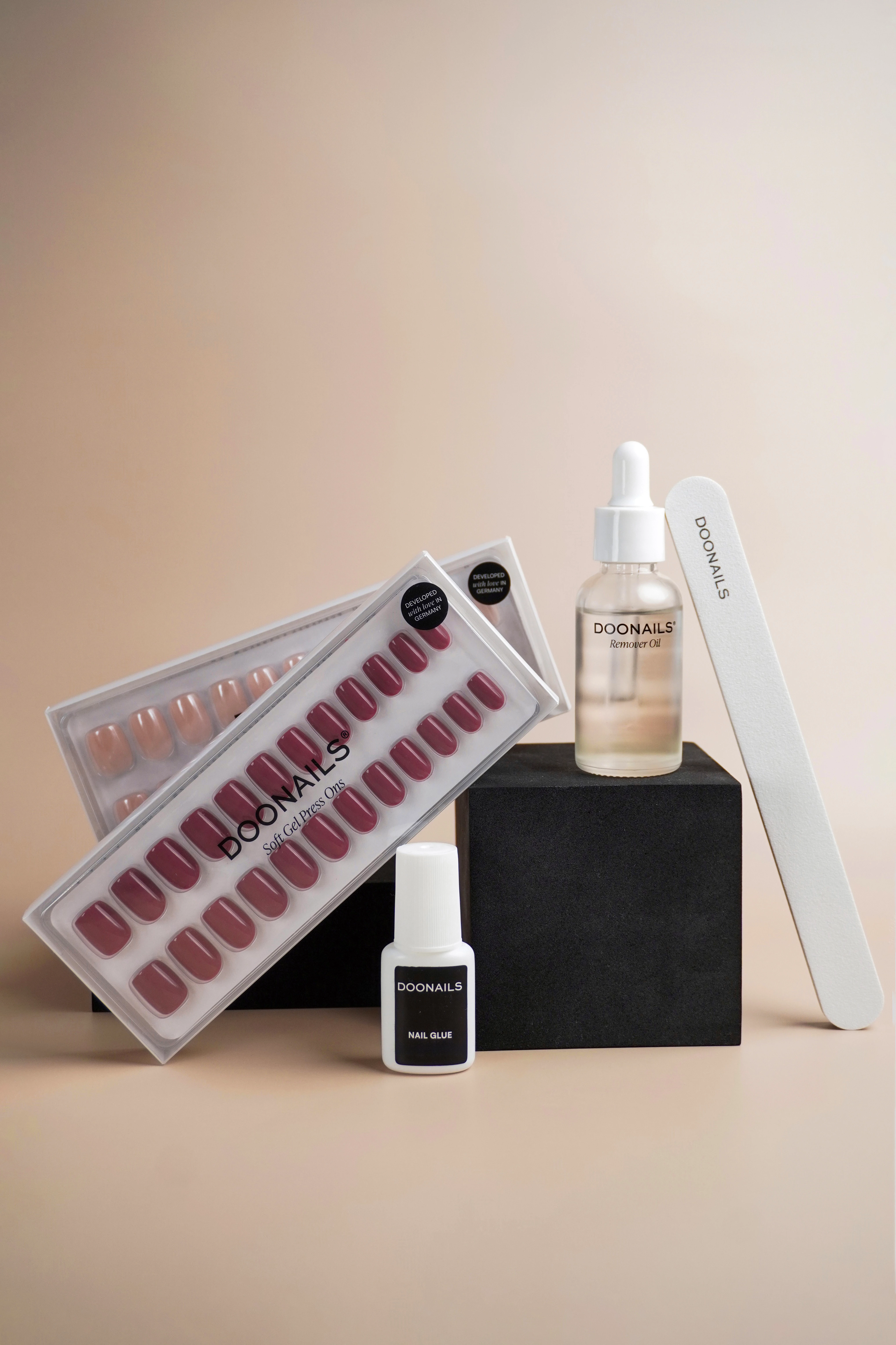 Schneller Wechsel statt Dauerlösung: Press-On Nails eignen sich besonders für Events oder spontane Anlässe. ©Doonails