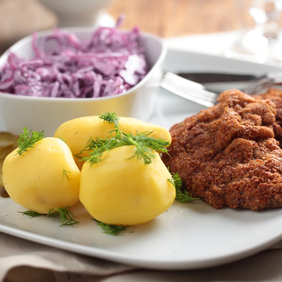 Paniertes Schnitzel Bergisch: Rezept mit Haferflocken, Kr&auml;utern & Zwiebeln