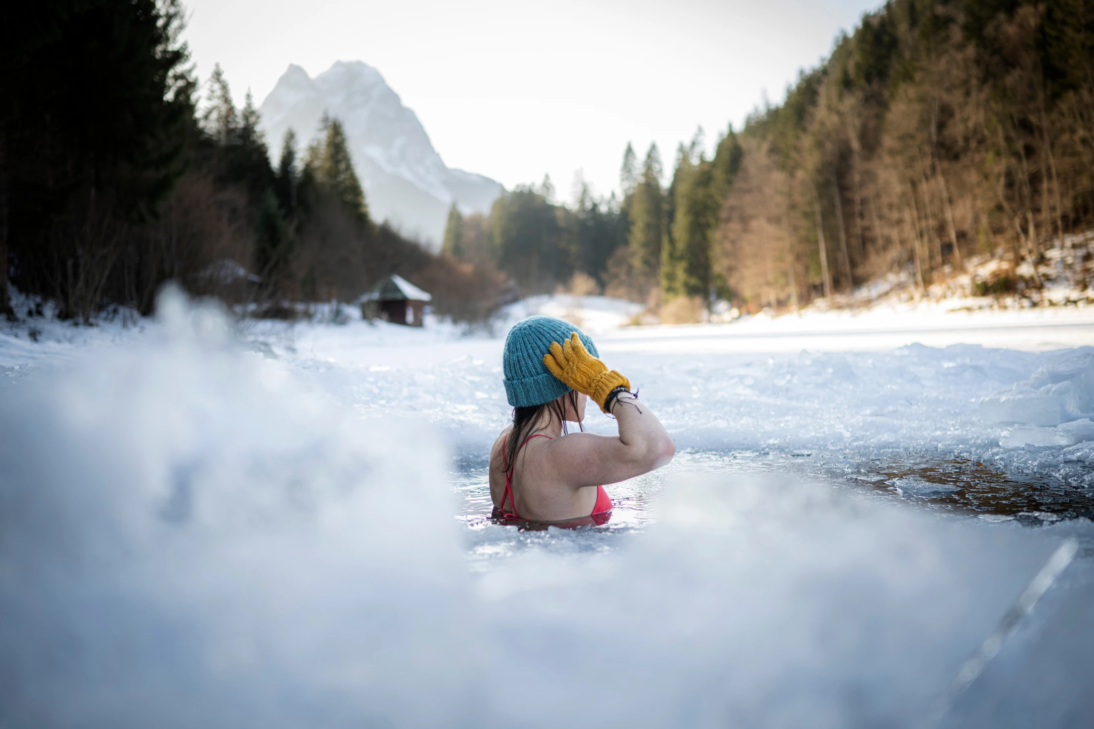 Eisbaden mit Klimatherapeutin Simone Reiter und Cold Coach Daniel Kuom: Kraft durch Kälte erleben
