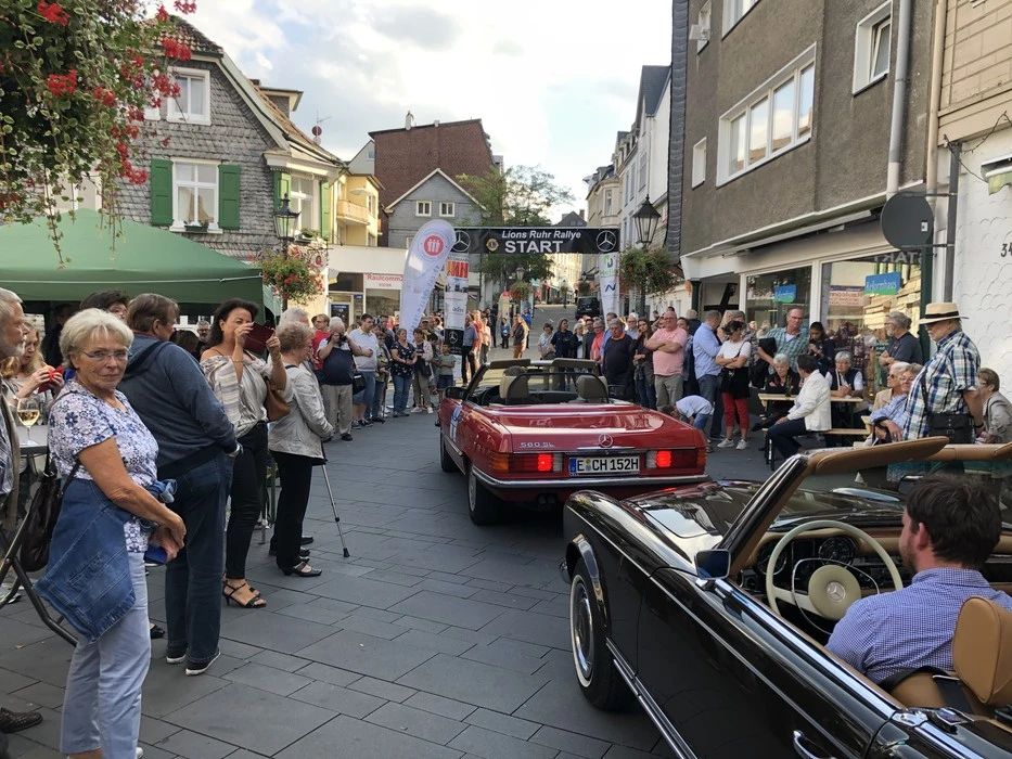 Lions Ruhr Rallye: Oldtimer und Hilfe im Bergischen