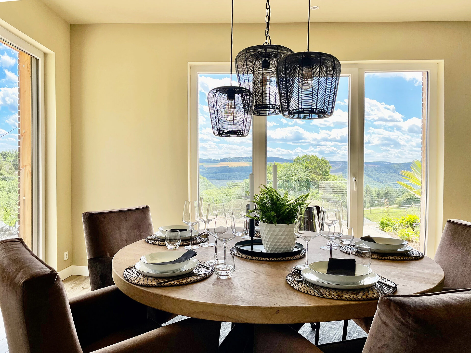 LuxApart Vista: Exklusives Luxus-Feriendomizil mit Panorama-Sauna in der Eifel