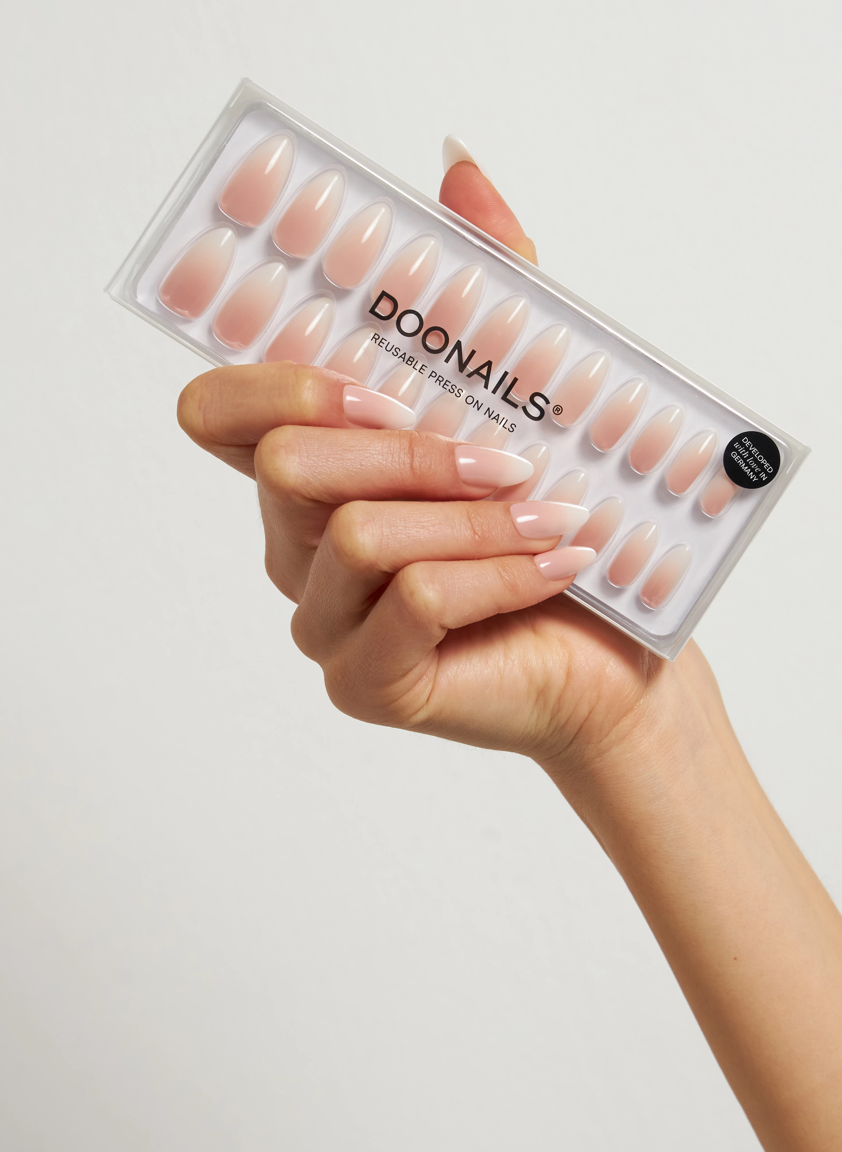 Press-On Nails von Doonails lassen sich in wenigen Minuten aufkleben – ganz ohne UV-Lampe oder Studio-Termin. ©Doonails