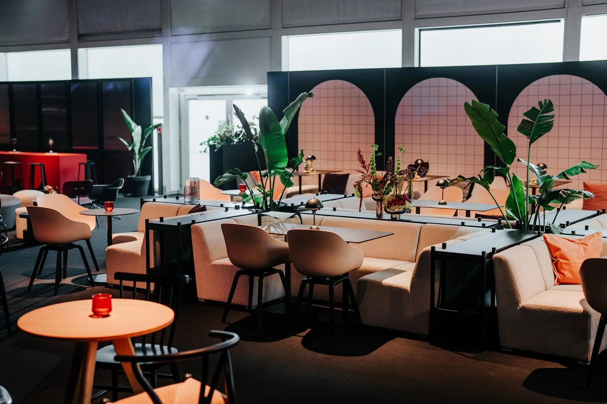 Rent.Group: Premium Möbelvermietung für Events, Messen, Büros
