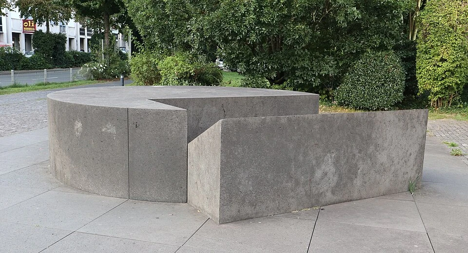 Solingen,_Goerdelerstraße,_vor_dem_Amtsgericht,_Steinskulptur_ohne_Titel_von_Erwin_Heerich_