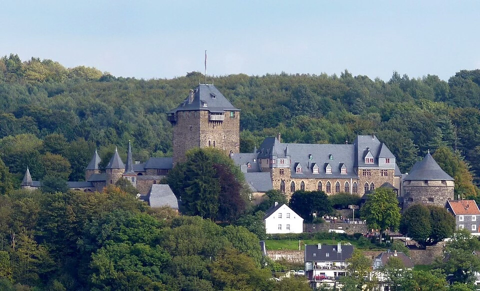 Schloss Burg: Ein Traum in neuem Glanz erleben