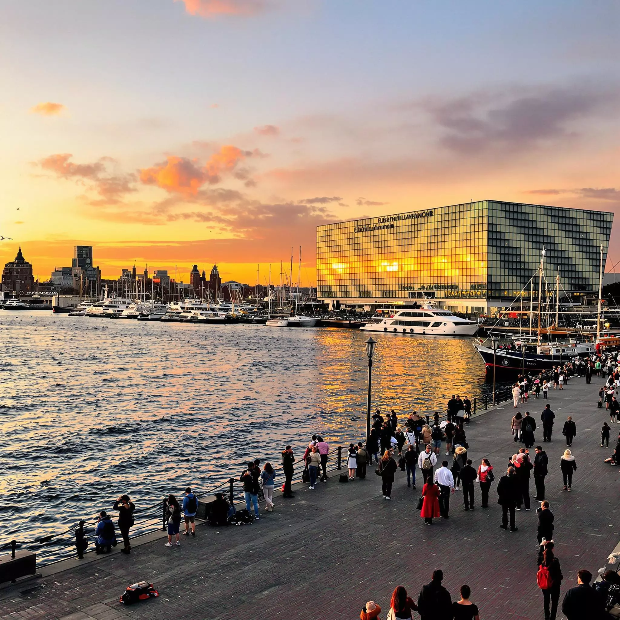 Städtereise nach Hamburg - Hafenrundfahrt und Elbphilharmonie erleben