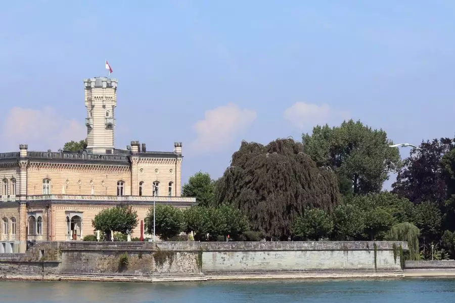 Schloss Montfort am Bodensee: Historische Eleganz trifft auf moderne Idylle