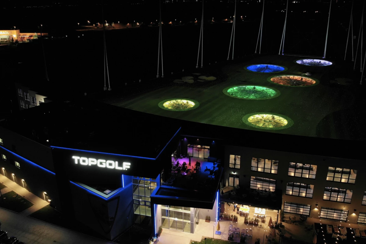 Topgolf Anlage Nachtansicht.webp