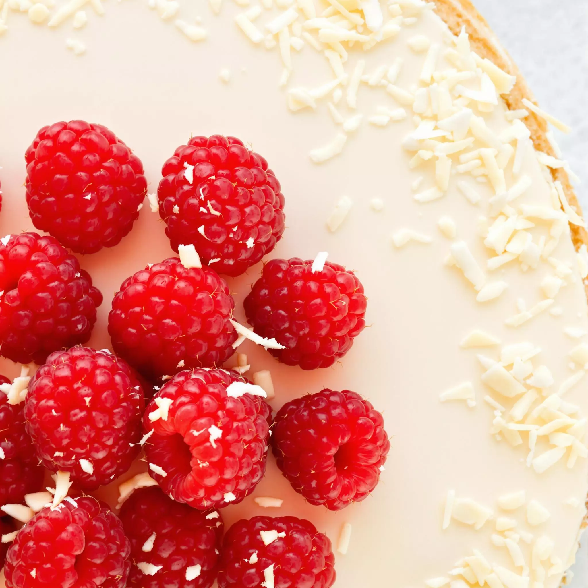Verführerische Himbeertorte mit weißer Schokolade