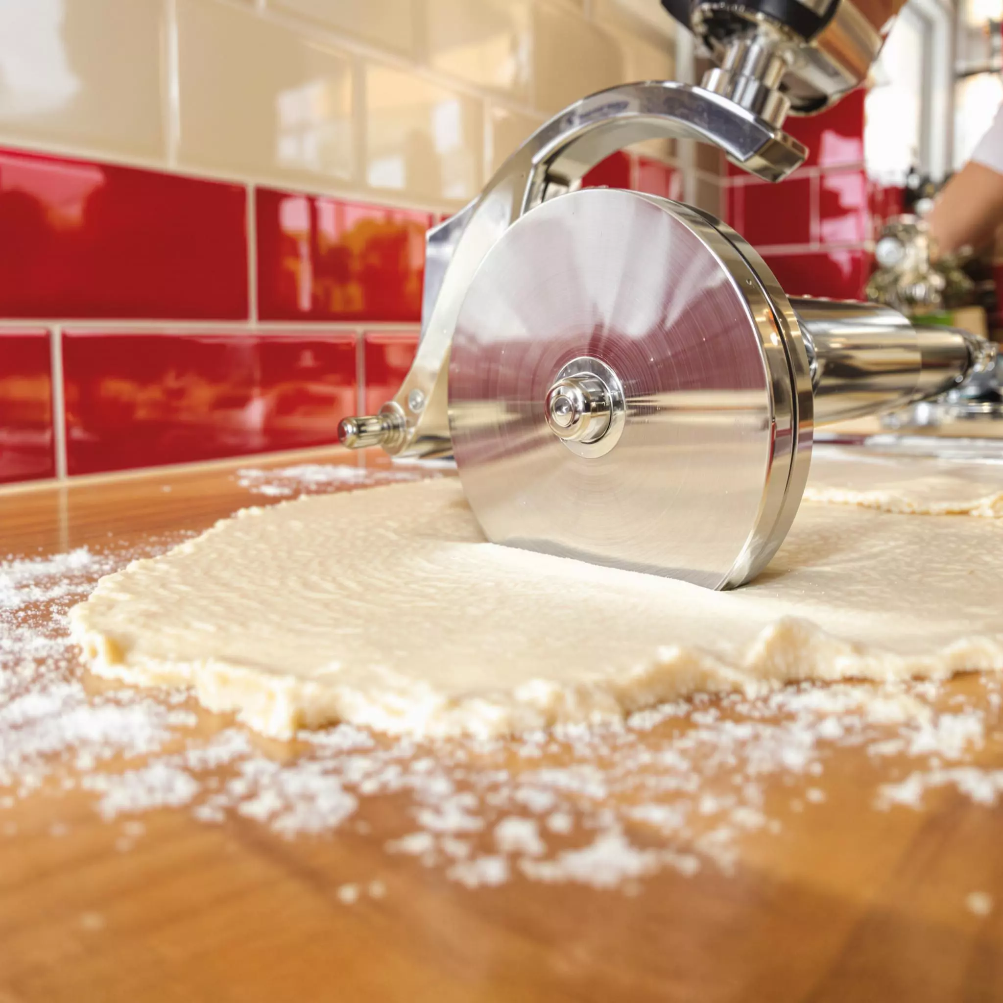 Teigschneider und Gebäckrad: Hilfreiche Werkzeuge zur Teigbearbeitung