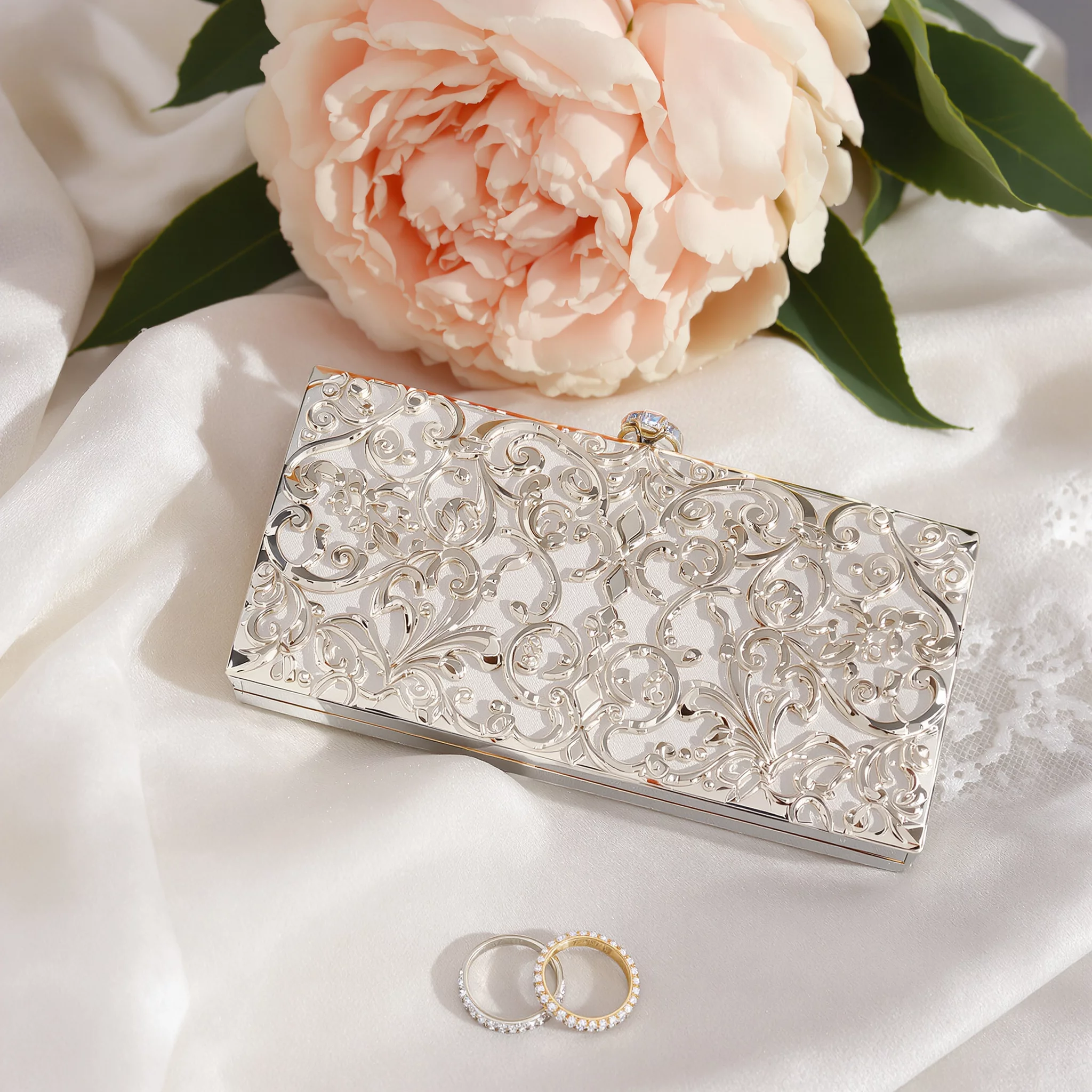 Mode für die freie Trauung: Lässige, authentische Styles für Braut & Bräutigam