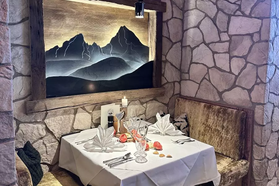 (c)be-outdoor.de_Petra_Sobinger_Alpenhof_900x600_Tisch.webp