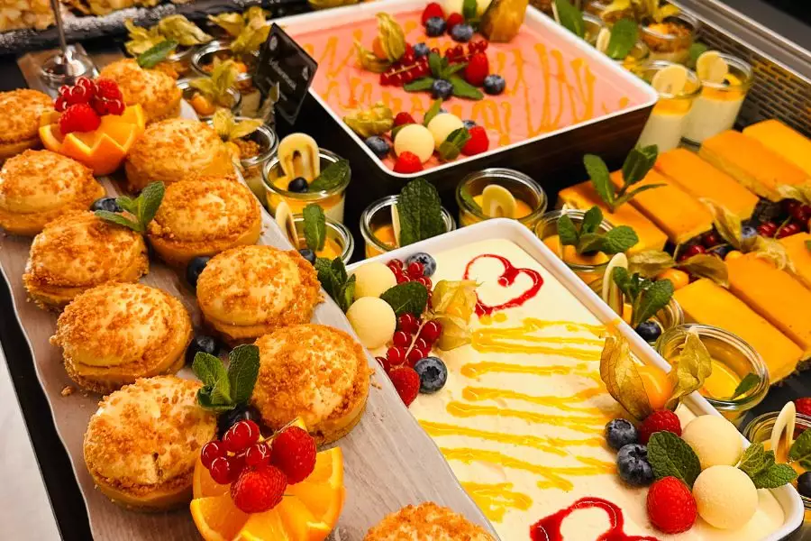 (c)be-outdoor.de_Petra_Sobinger_Alpenhof_Dessert_Buffet2
