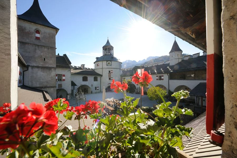 (c)Burg_Hohenwerfen_Burghof.webp