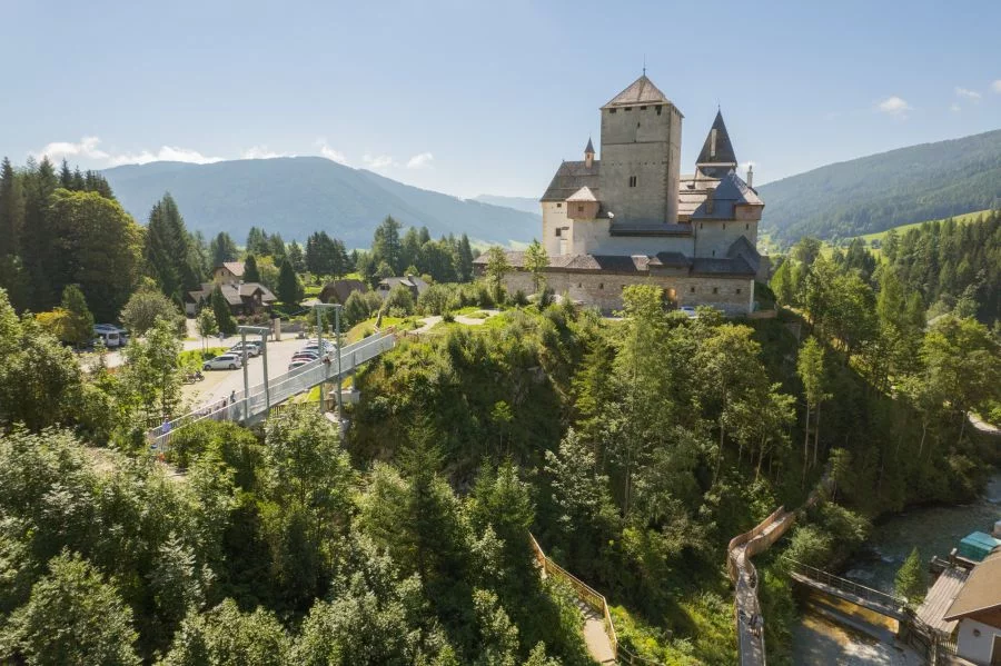 (c)BurgMauterndorf_Aussen_3.webp