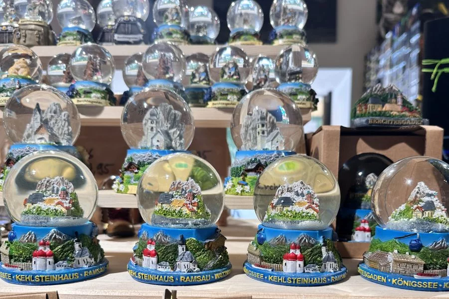 (c)Petra_Sobinger_Goettges_Souvenir_Schneekugel.webp