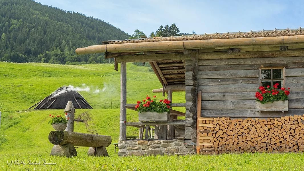 Altes Handwerk neu belebt: Der historische Köhler-Meiler in Neukirchen