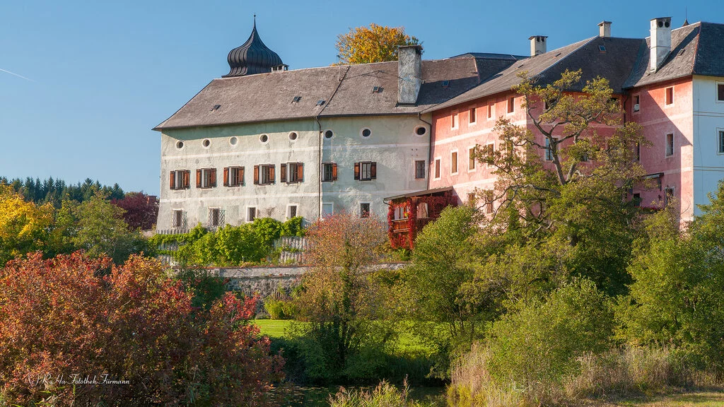 Im Kloster Höglwörth: Augustinerchorherrnstift mit historischer Innenhof