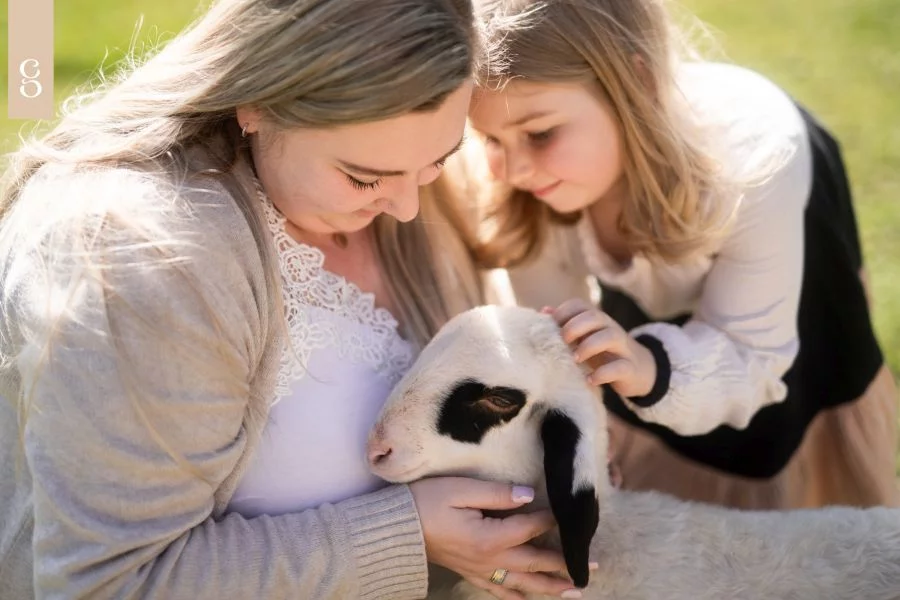 Familienfotos_traunstein_rosenheim_muenchen_badreichenhall_fotografiegoettges_Bauernhof_Tiere_Freundschaften_Minishootings - 02.webp
