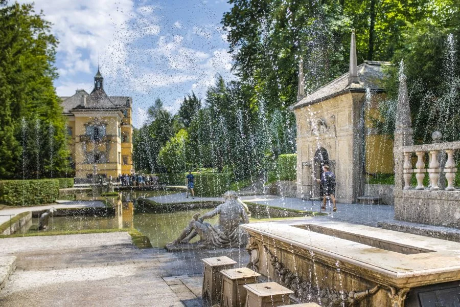 Hellbrunn_Wasserspiele_Schloss_Weiher_Fürstentisch__c__Schlossverwaltung_Hellbrunn__Foto_Auer