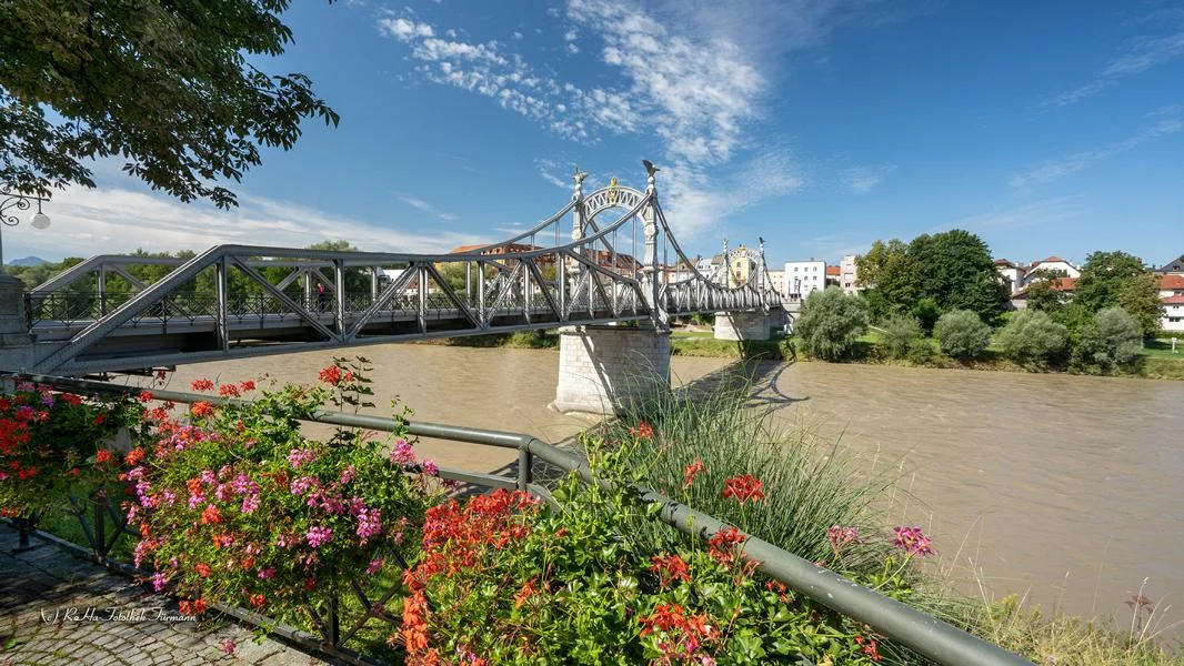 K800_LAUF-BRUE-0050-D-roha-Laufen-Salzach-Bruecke-Fluss-Blumenschmuck.webp