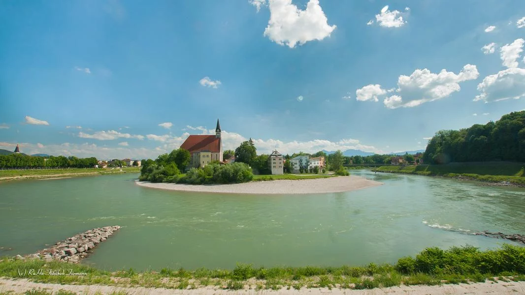 K800_LAUF-SALZACH-0020-D-roha-Laufen-Salzach-Schleife-Stiftskirche-Europa-Steg-Wasser.webp