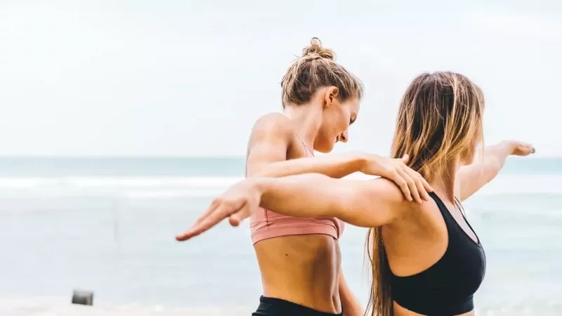 Yoga Übungen am Strand