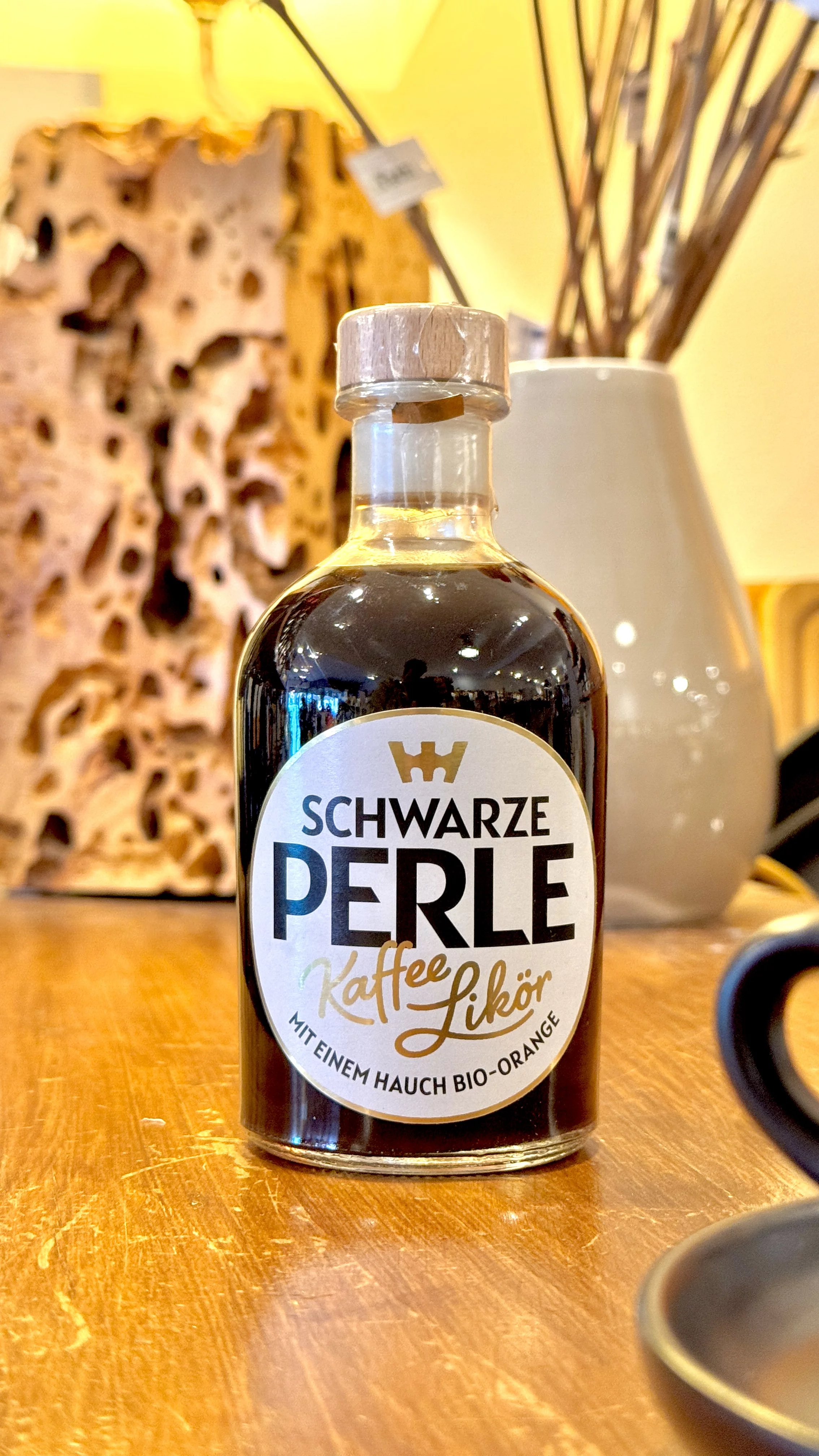Schwarze-Perle-Kaffee-Likoer-Tresen-nah.webp
