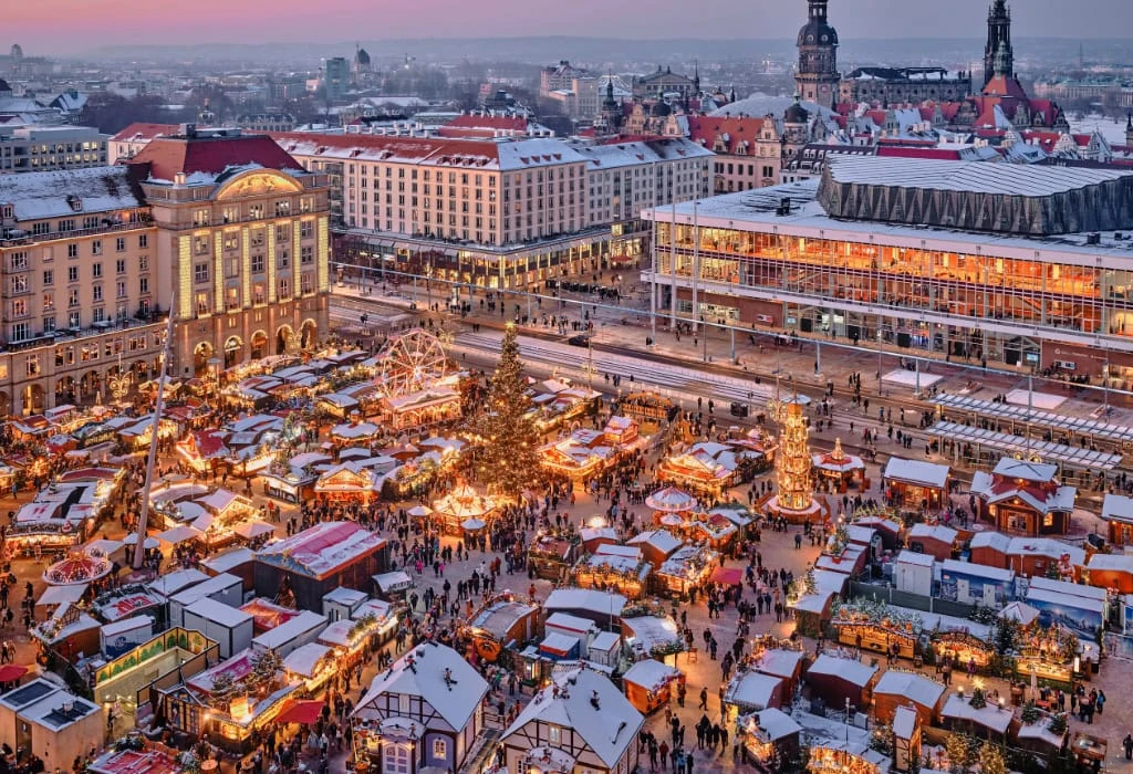 Der Blick von der Kreuzkirche zeigt den Striezelmarkt auf dem Dresdner Altmarkt. Archivfoto. Foto: Michael Bader (DML-BY).