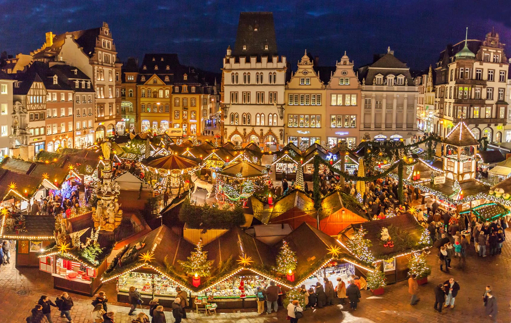Marktstände auf dem historischen Hauptmarkt: eine der beiden Kulissen des Trierer Weihnachtsmarkts. Archivfoto. Foto: Werner Hardt / Trierer Weihnachtsmarkt.