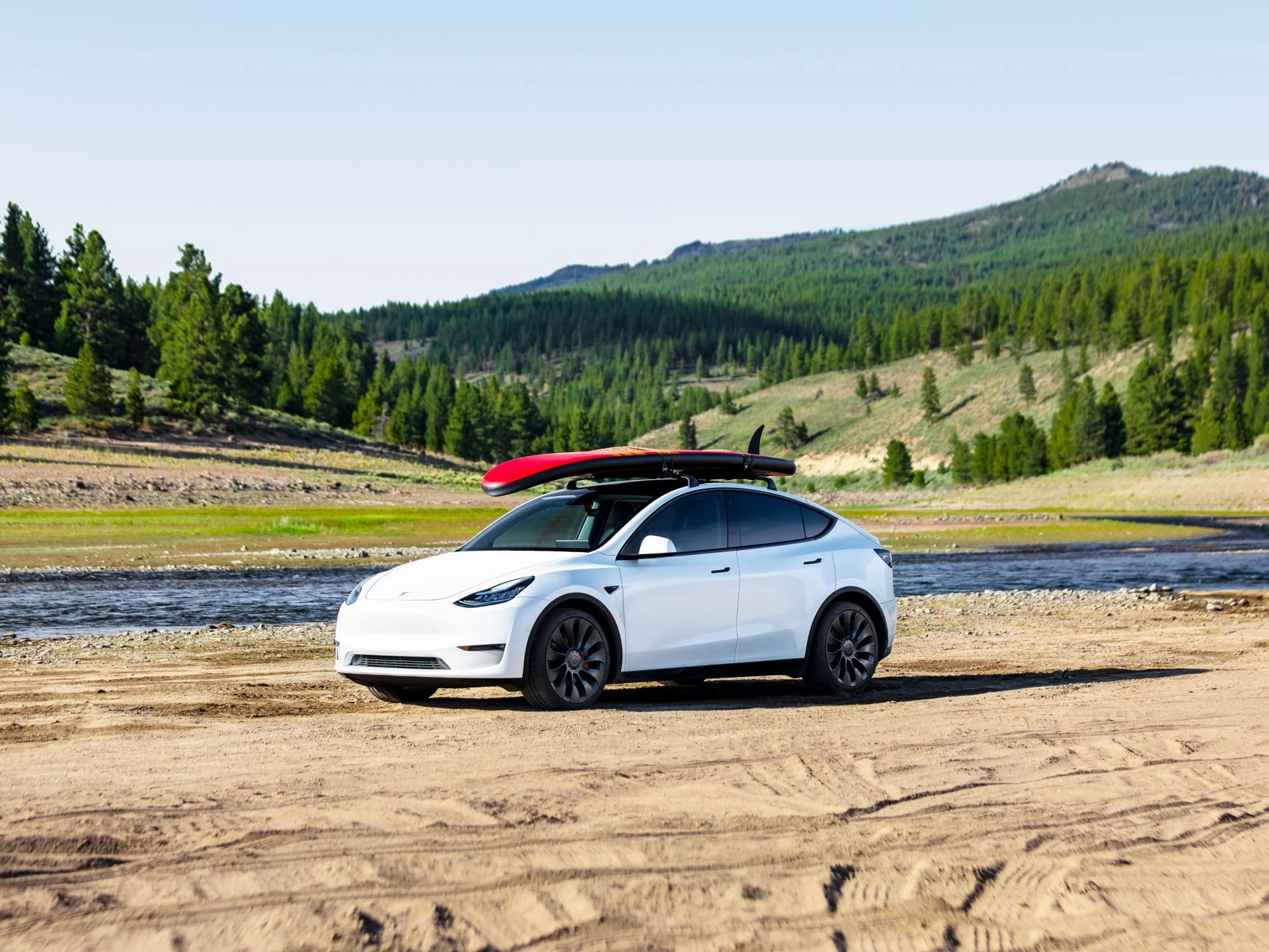 Viel Platz, hohe Reichweite und ein enges Schnellladenetz machen den Tesla Model Y für viele Familien und Vielfahrer zur beliebten Allround-Lösung. (© Tesla, Inc.)