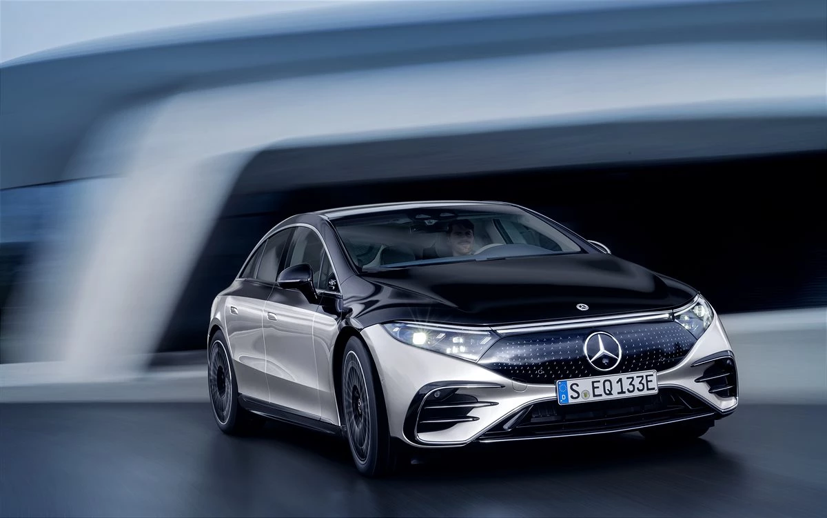 Leiser Fahrkomfort, moderne Assistenzsysteme und hohe Langstreckentauglichkeit zeichnen den Mercedes EQE aus. (© Mercedes-Benz Group AG)