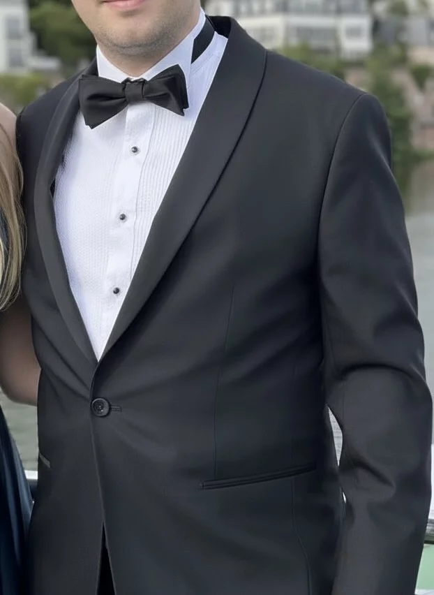  Der shawl collar mit Piqué-Hemd und Selbstbinder-Fliege bleibt immernoch der ungeschlagene Klassiker der Abendgarderobe.