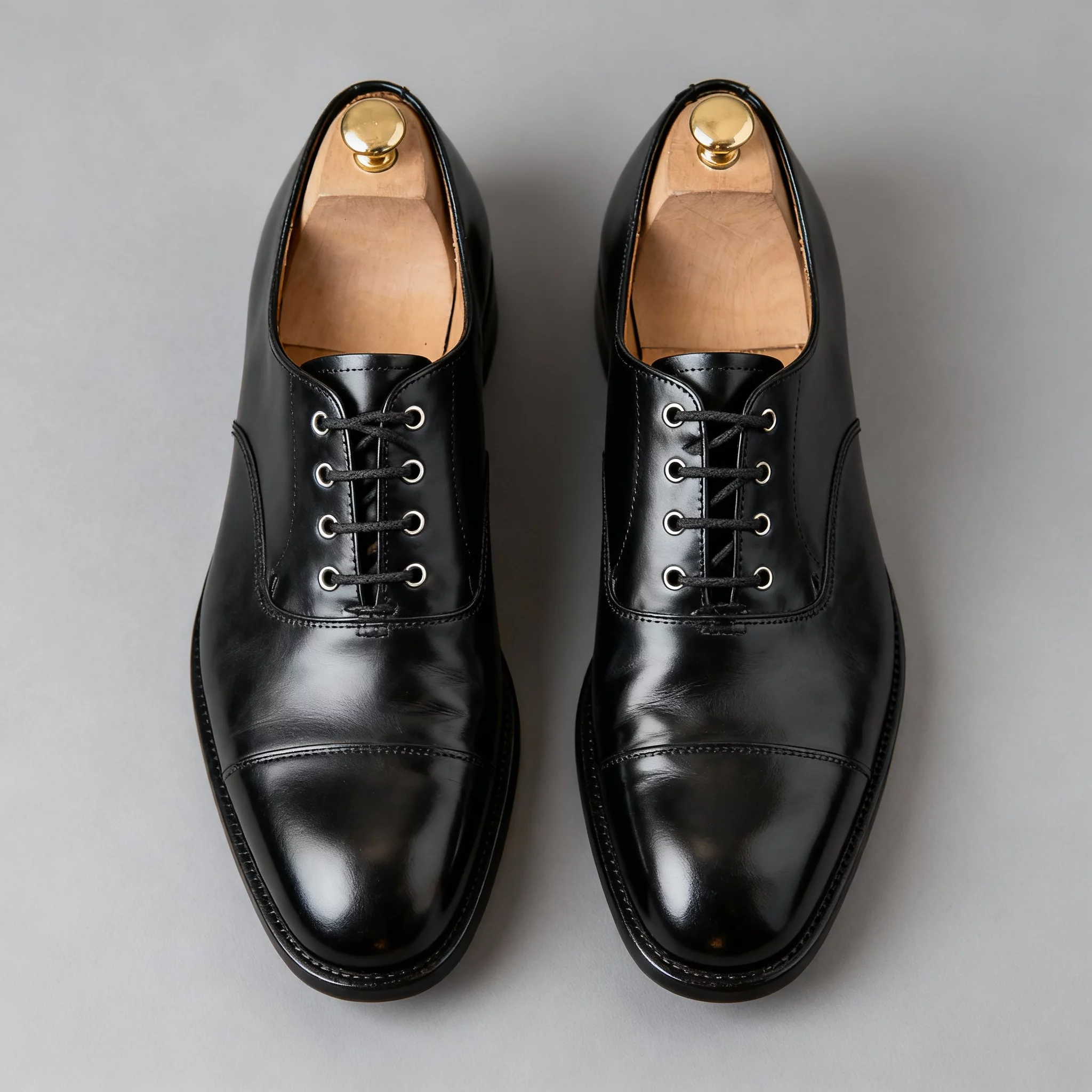 Oxfords, die ihre Geschichte als Schuhe der Studenten der Oxford University haben, sind ungeschlagene Stil-Giganten, die zum Smoking inzwischen oft in Lack Melierung getragen werden. Der wahre Balleton trägt allerdings Tanzschuhe, die wie ein lackierter Oxford wirken ;).