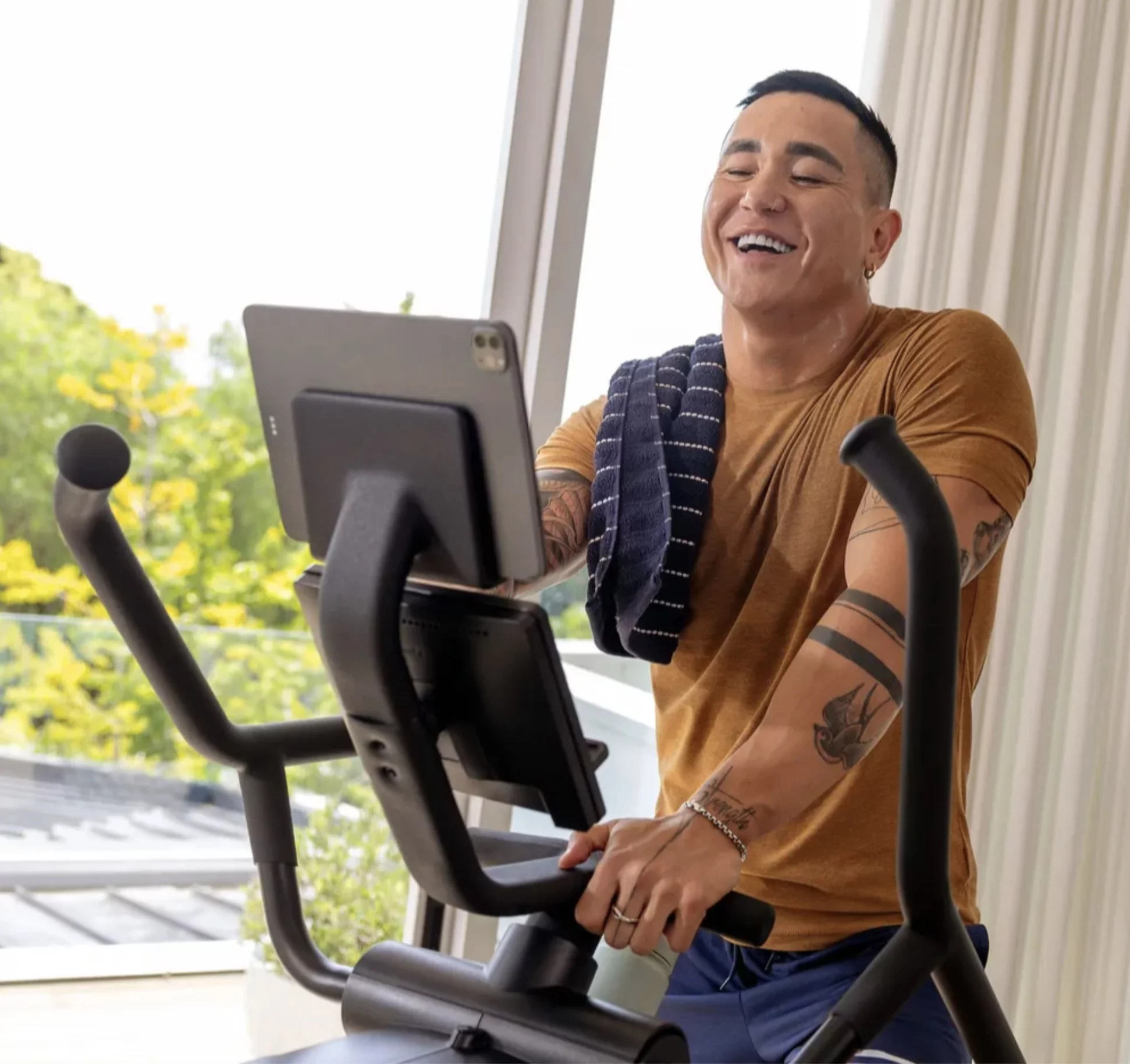 Für nach Weihnachten: BowFlex Max Trainer SEi im Frinton-Check – Kalorienverbrennung, smarte Technik & Entertainment für jedes Fitnesslevel