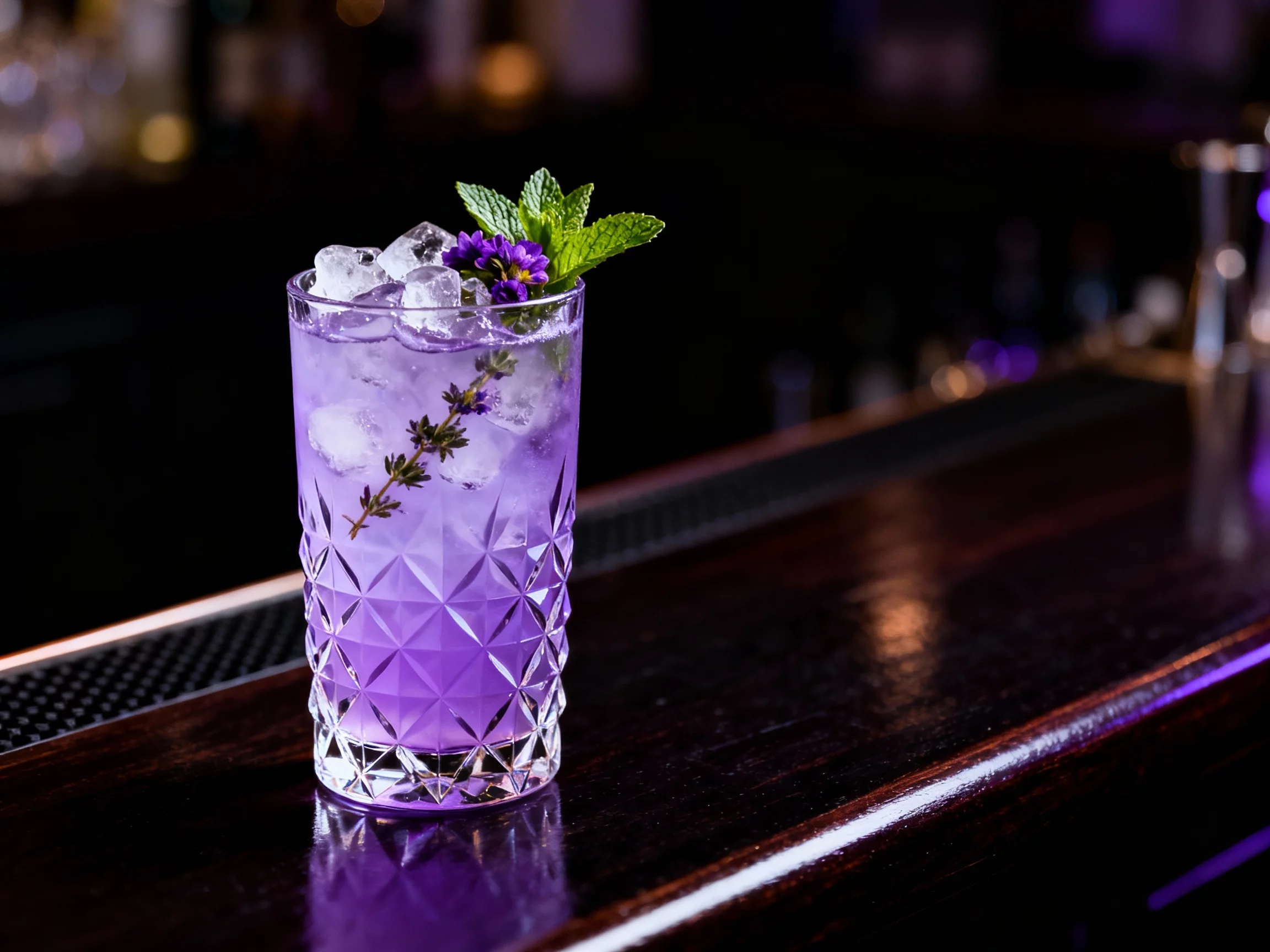 Der Hingucker unter den Gewissens-Longdrinks: Der Lavendel-Tonic.