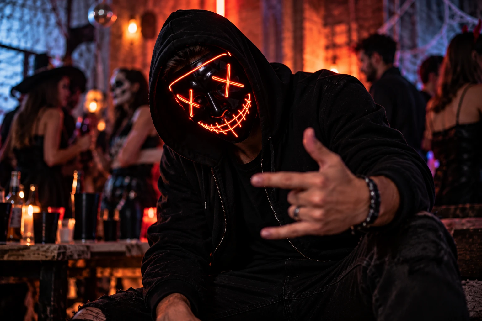 Schwarzer Hoodie, leuchtende Maske, maximaler Effekt: Der von „The Purge“ inspirierte Look bringt Horrorfilm-Atmosphäre auf die Halloween-Party – ganz ohne aufwendiges Kostüm. (KI-generiert) 