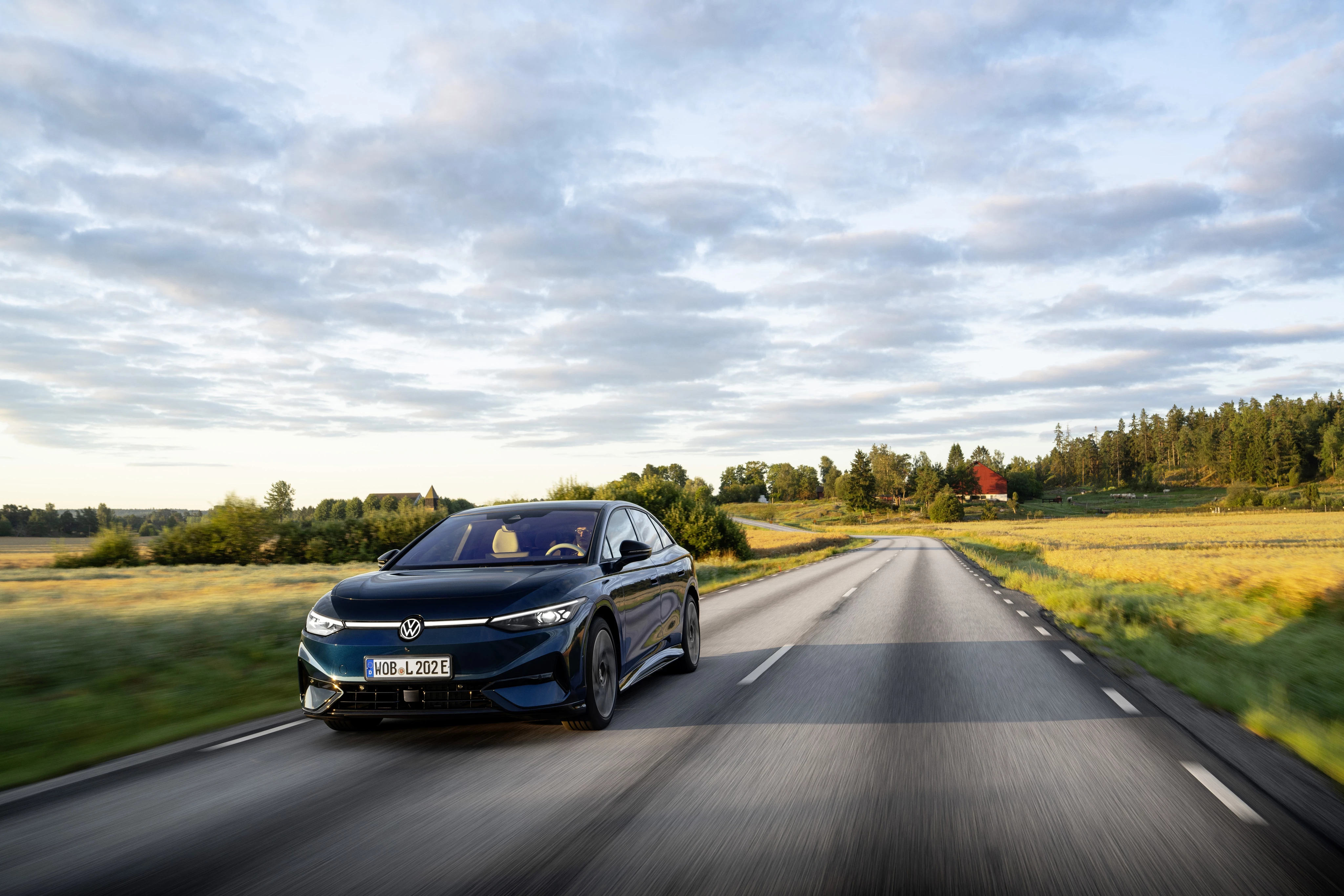 Der VW ID.7 überzeugt mit viel Platz, hoher Effizienz und angenehmem Reisekomfort auf langen Strecken. (© Volkswagen AG)