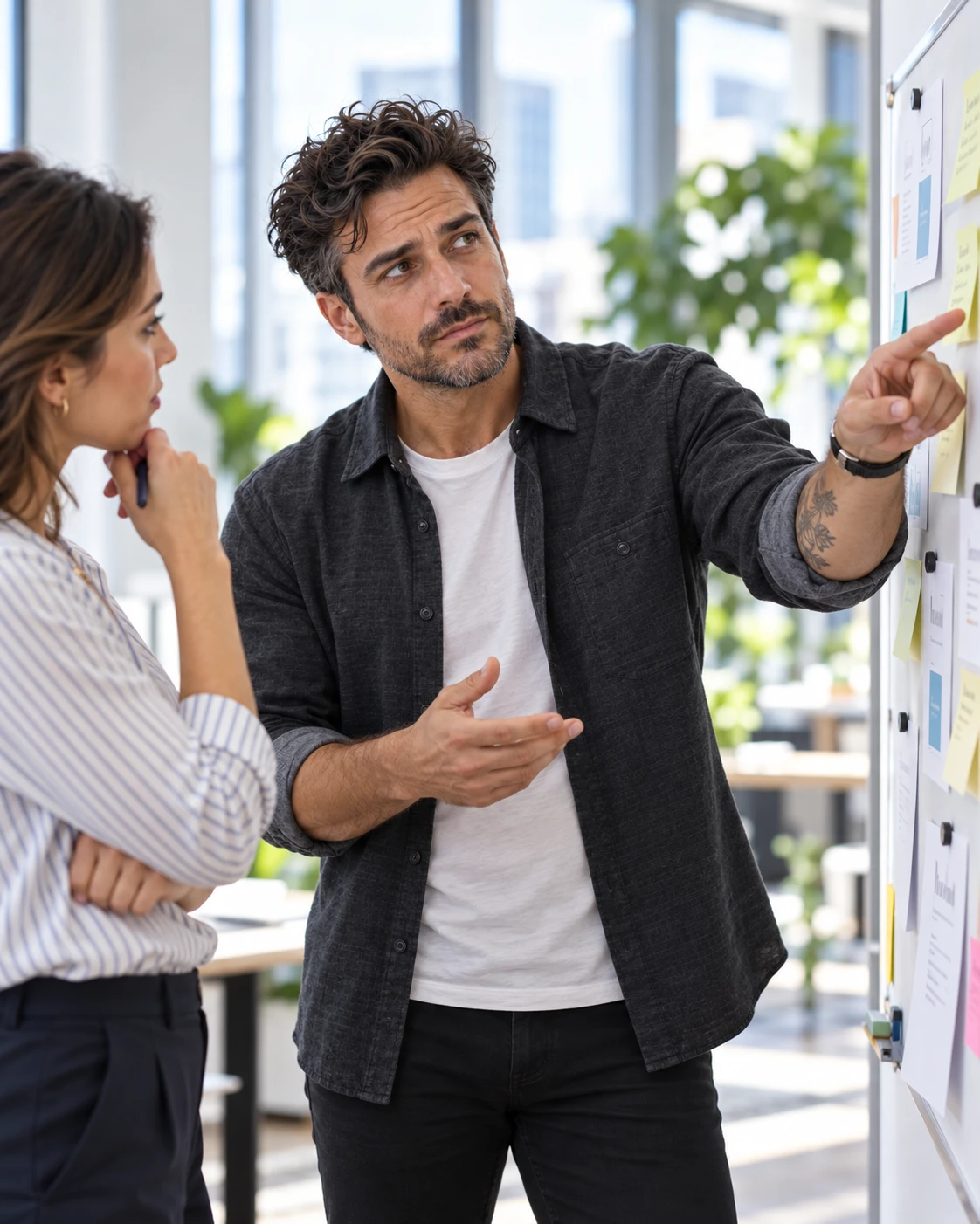 Gerade im Job hilft oft eine klare Priorisierung: Neue Aufgaben brauchen Zeit und können nicht unbegrenzt zusätzlich auf bestehende Arbeit gelegt werden. (KI-generiert)