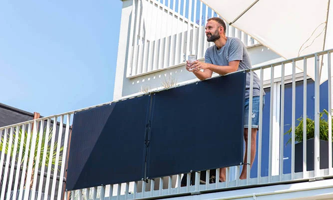 Auch an einem Balkongeländer lassen sich moderne Solarmodule platzsparend montieren und zur eigenen Stromerzeugung nutzen. (© Green Solar)