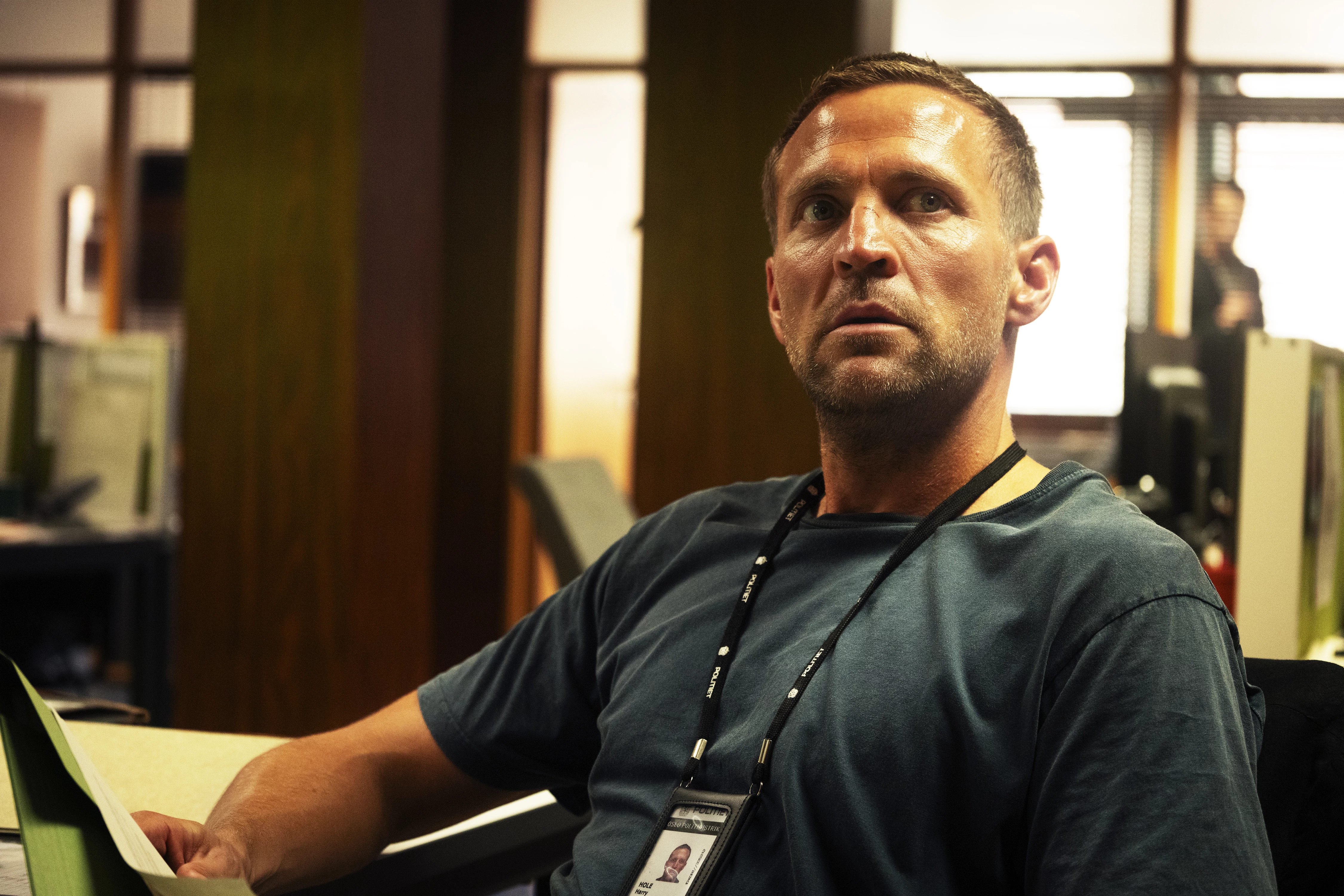 Der norwegische Schauspieler Tobias Santelmann verkörpert den legendären Ermittler Harry Hole – einen brillanten, aber innerlich zerrissenen Polizisten aus Oslo. (©Netflix)